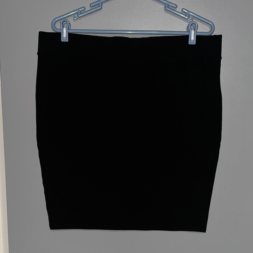 Torrid size 2, midi black pencil skirt